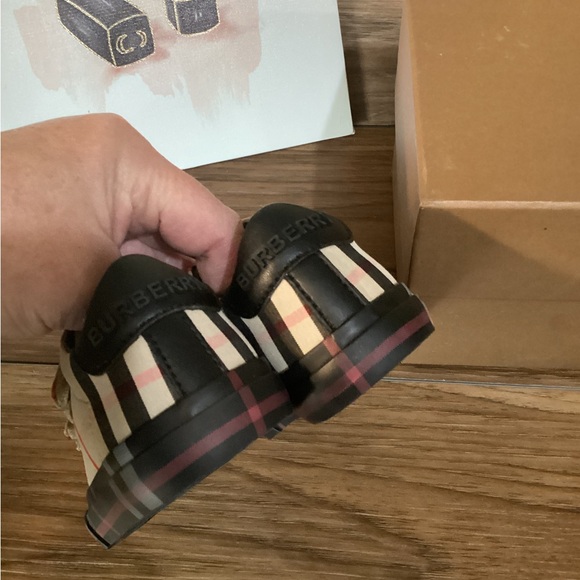 Burberry. NEW!  Infant Size 19. - Picture 16 of 16